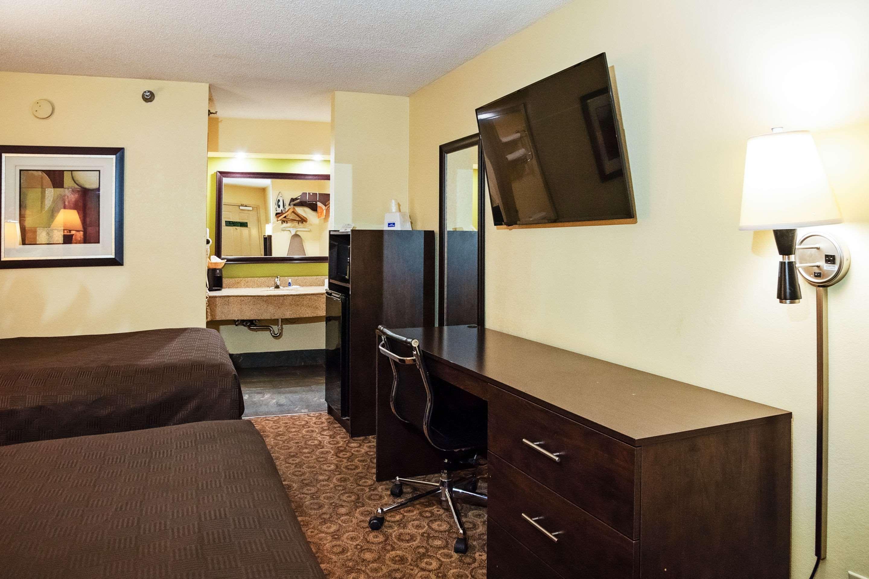 Rodeway Inn & Suites Κλάρκσβιλ Εξωτερικό φωτογραφία