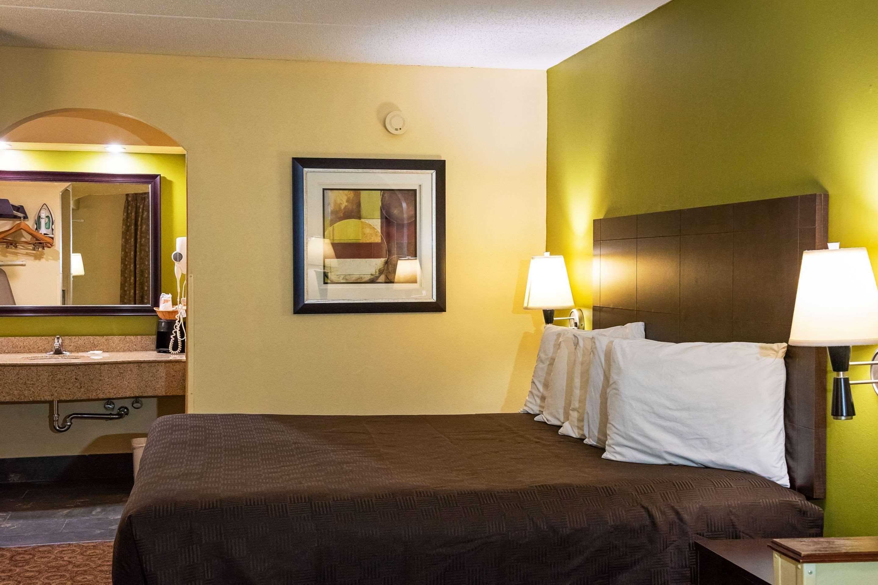 Rodeway Inn & Suites Κλάρκσβιλ Εξωτερικό φωτογραφία