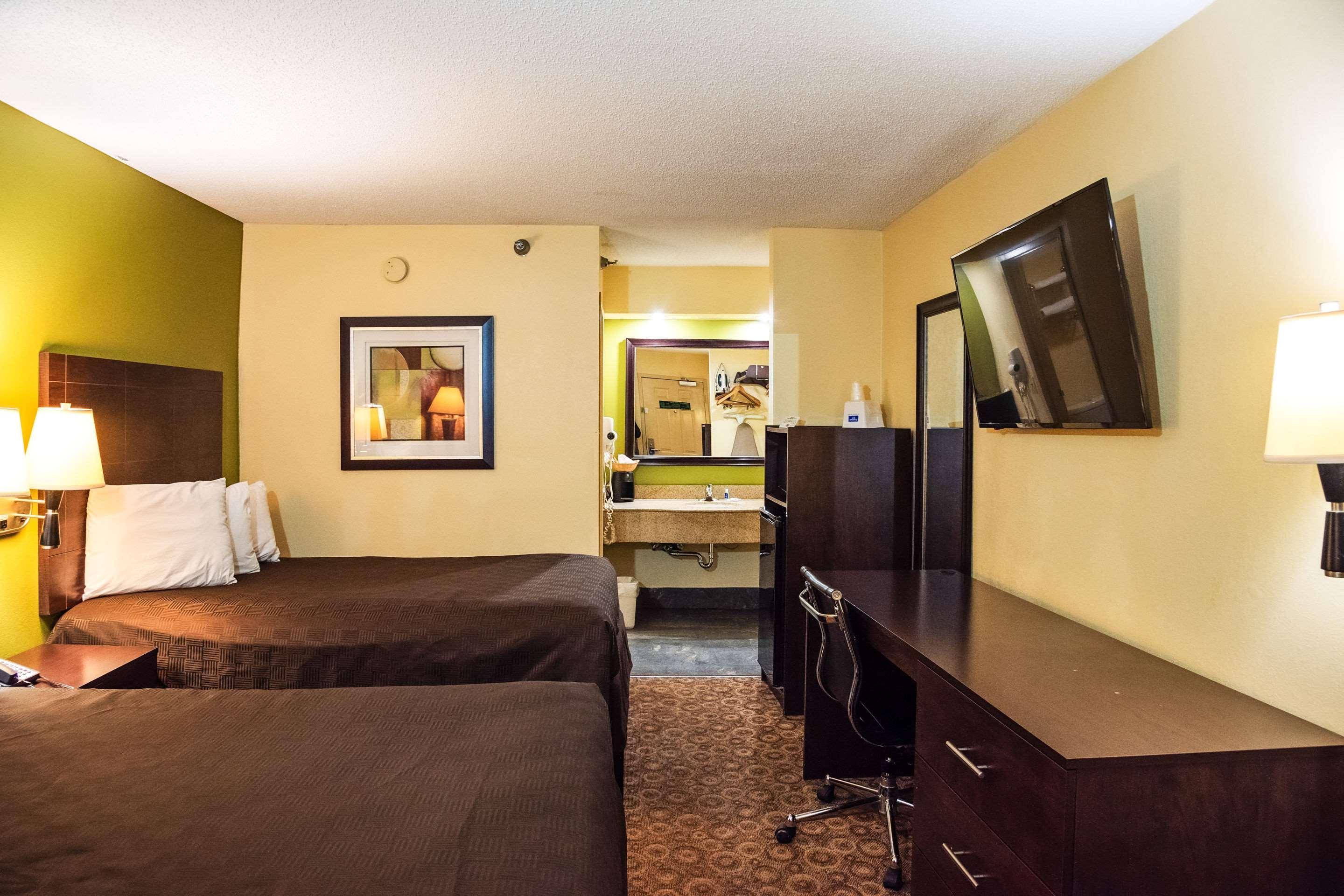 Rodeway Inn & Suites Κλάρκσβιλ Εξωτερικό φωτογραφία