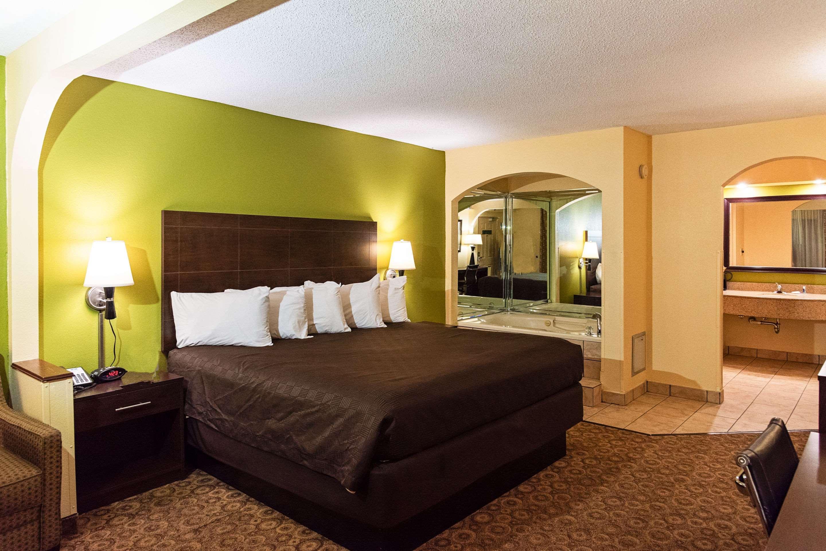 Rodeway Inn & Suites Κλάρκσβιλ Εξωτερικό φωτογραφία