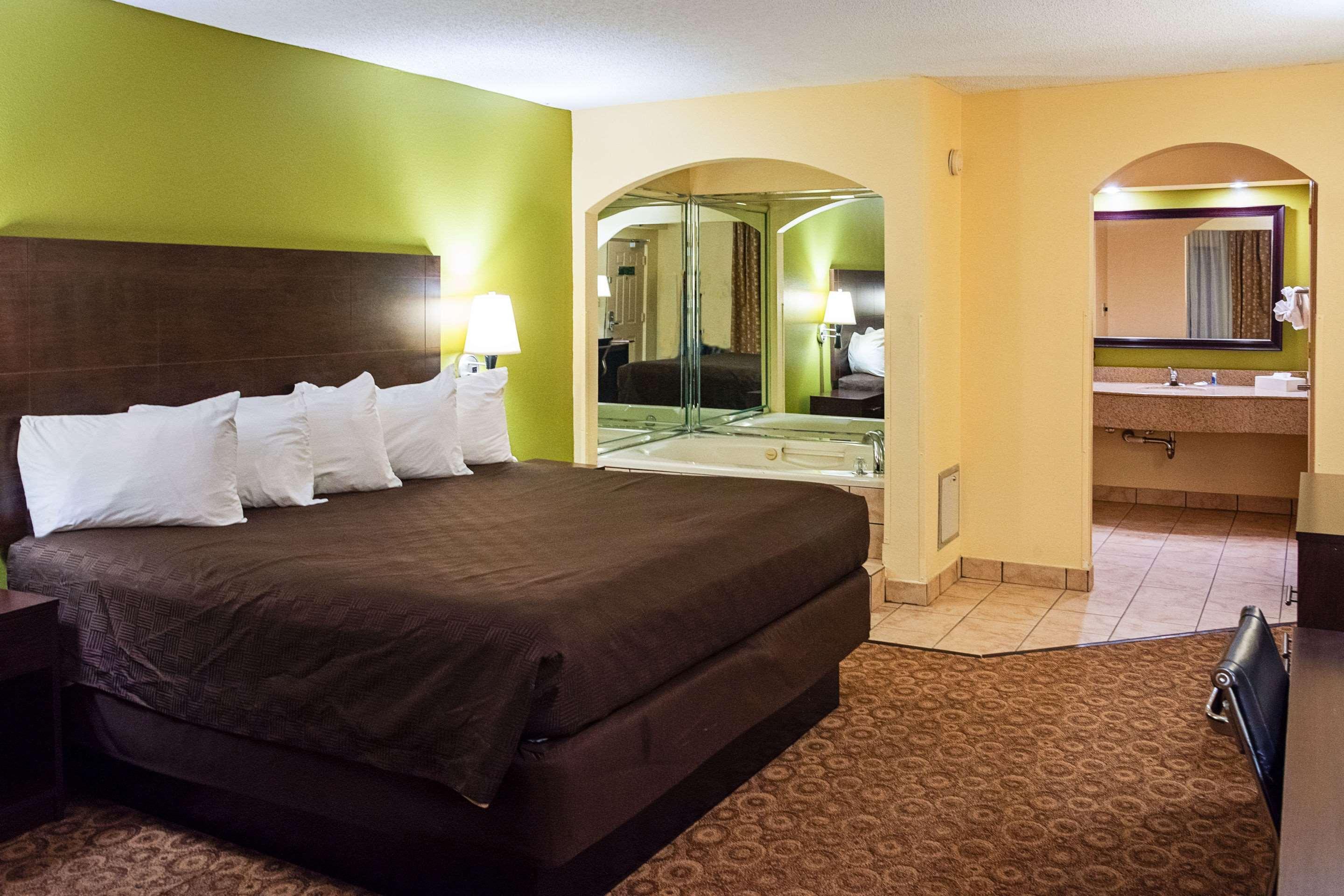 Rodeway Inn & Suites Κλάρκσβιλ Εξωτερικό φωτογραφία