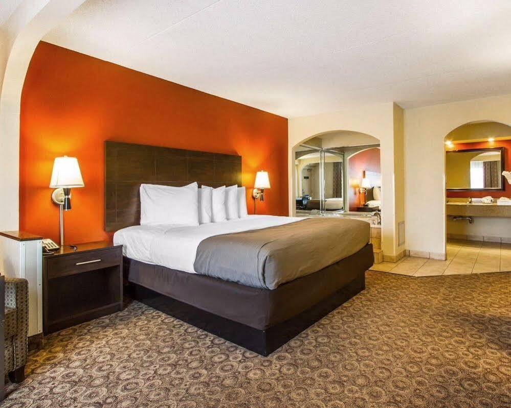 Rodeway Inn & Suites Κλάρκσβιλ Εξωτερικό φωτογραφία