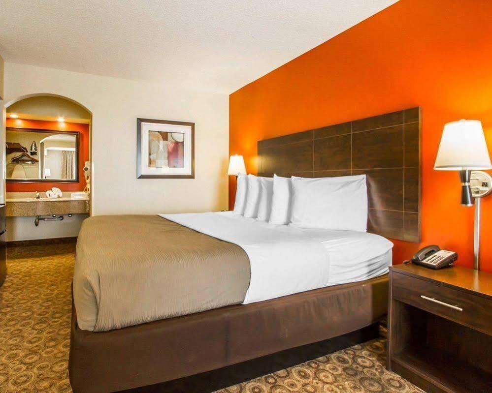 Rodeway Inn & Suites Κλάρκσβιλ Εξωτερικό φωτογραφία