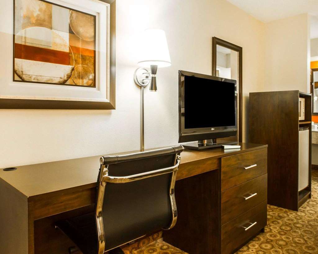 Rodeway Inn & Suites Κλάρκσβιλ Δωμάτιο φωτογραφία