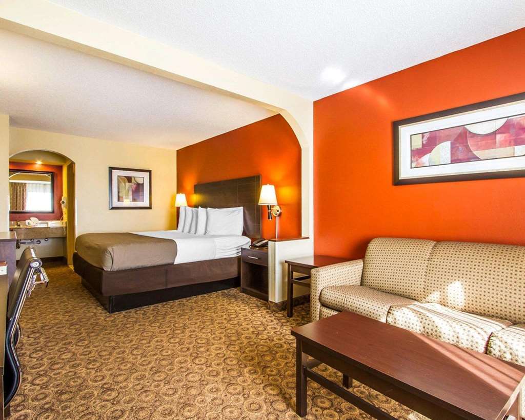 Rodeway Inn & Suites Κλάρκσβιλ Δωμάτιο φωτογραφία